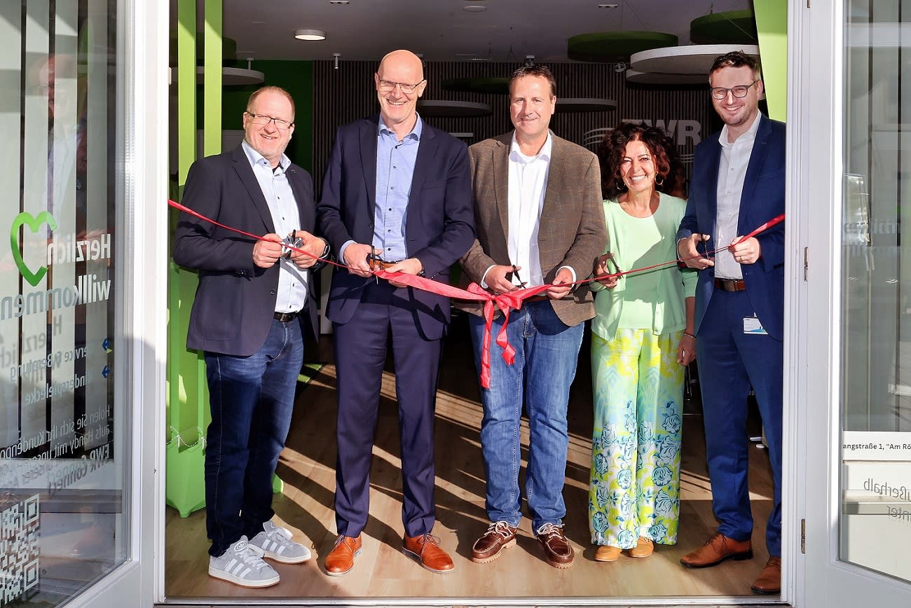 Franz Röß, Erster Beigeordneter der Verbandsgemeinde Kirchheimbolanden, Dieter Lagois, Vorstand der EWR AG, Stadtbürgermeister Dr. Marc Muchow, Domenica Rodonò-Troncone, Leiterin der EWR-Kundencenter, sowie Maximilian Bohr, Leiter Vertrieb EWR, eröffnen gemeinsam das neue Kundencenter in Kirchheimbolanden. Franz Röß, Erster Beigeordneter der Verbandsgemeinde Kirchheimbolanden, Dieter Lagois, Vorstand der EWR AG, Stadtbürgermeister Dr. Marc Muchow, Domenica Rodonò-Troncone, Leiterin der EWR-Kundencenter, sowie Maximilian Bohr, Leiter Vertrieb EWR, eröffnen gemeinsam das neue Kundencenter in Kirchheimbolanden.