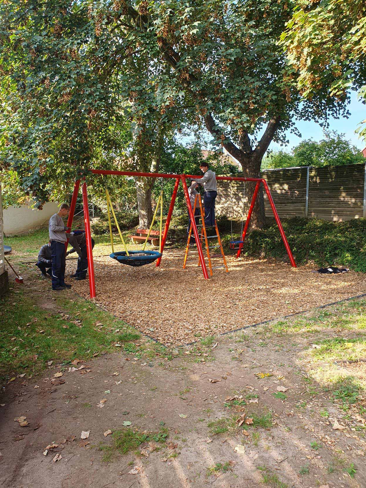 Frisch gestrichene Spielgeräte auf dem Spielplatz in Gabsheim