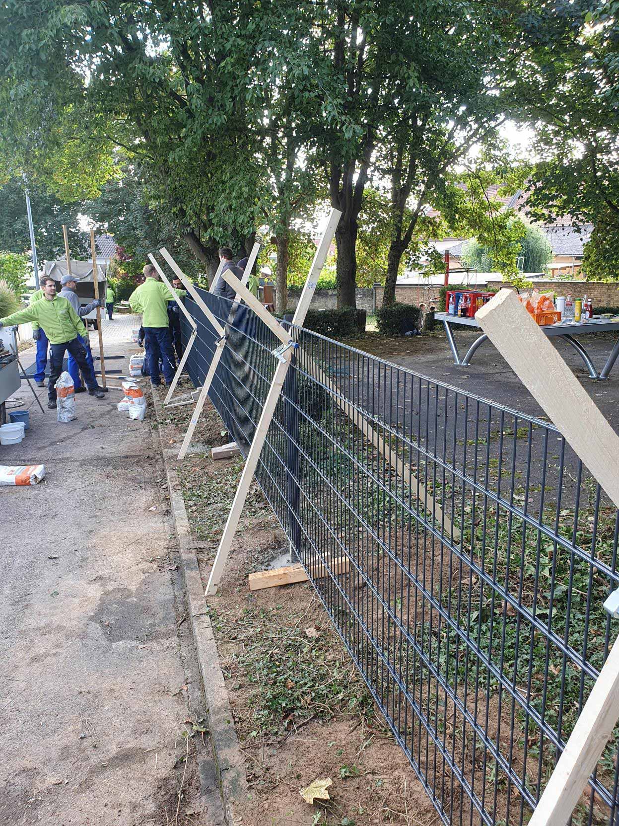 Zaunes wird mithilfe von Holzstützen abgestützt