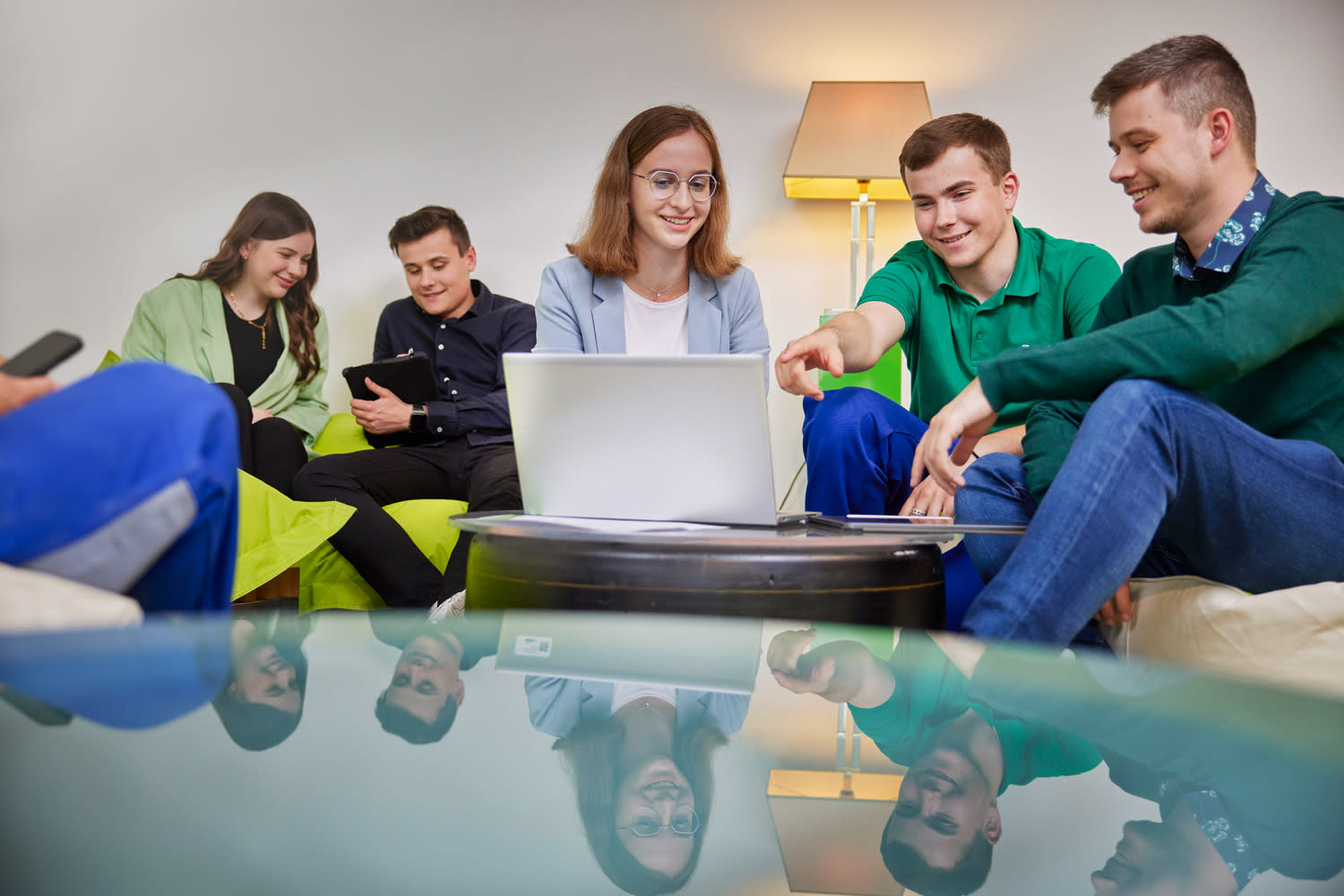 Loungebereich mit Azubis und Laptop