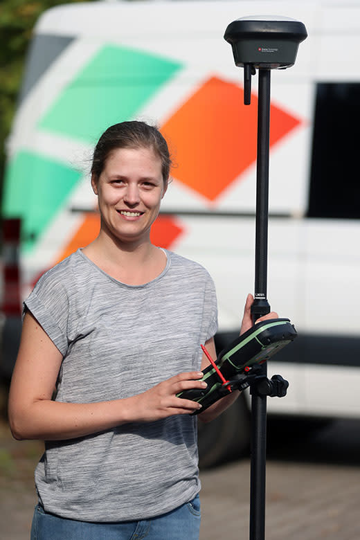 alt = 'EWR-Mitarbeiterin mit GPS-Gerät"
description = 'Claudia Weinzierl ist auch im Außendienst zur Vermessung unterwegs'
copyright = 'Rudolf Uhrig/EWR'