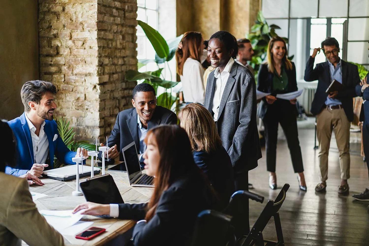 Diverse Personen stehen zusammen in einer Besprechung