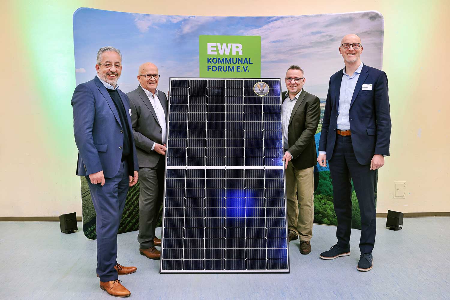 Die Vorstände der EWR AG und Ortsbürgermeister Werner Kalbfuß und Sascha Leonhardt mit einem Photovoltaikmodul bei der Sitzung des EWR-Kommunalforums Die Vorstände der EWR AG und Ortsbürgermeister Werner Kalbfuß und Sascha Leonhardt mit einem Photovoltaikmodul bei der Sitzung des EWR-Kommunalforums