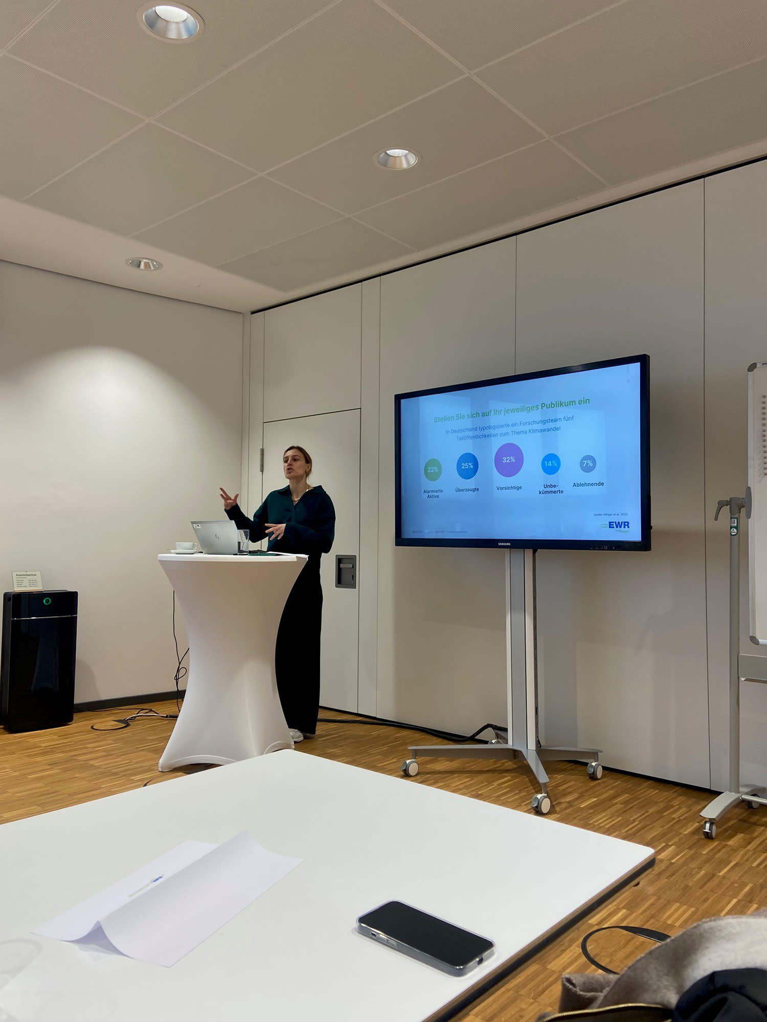 Eine Person hält einen Vortrag in der Klima Arena