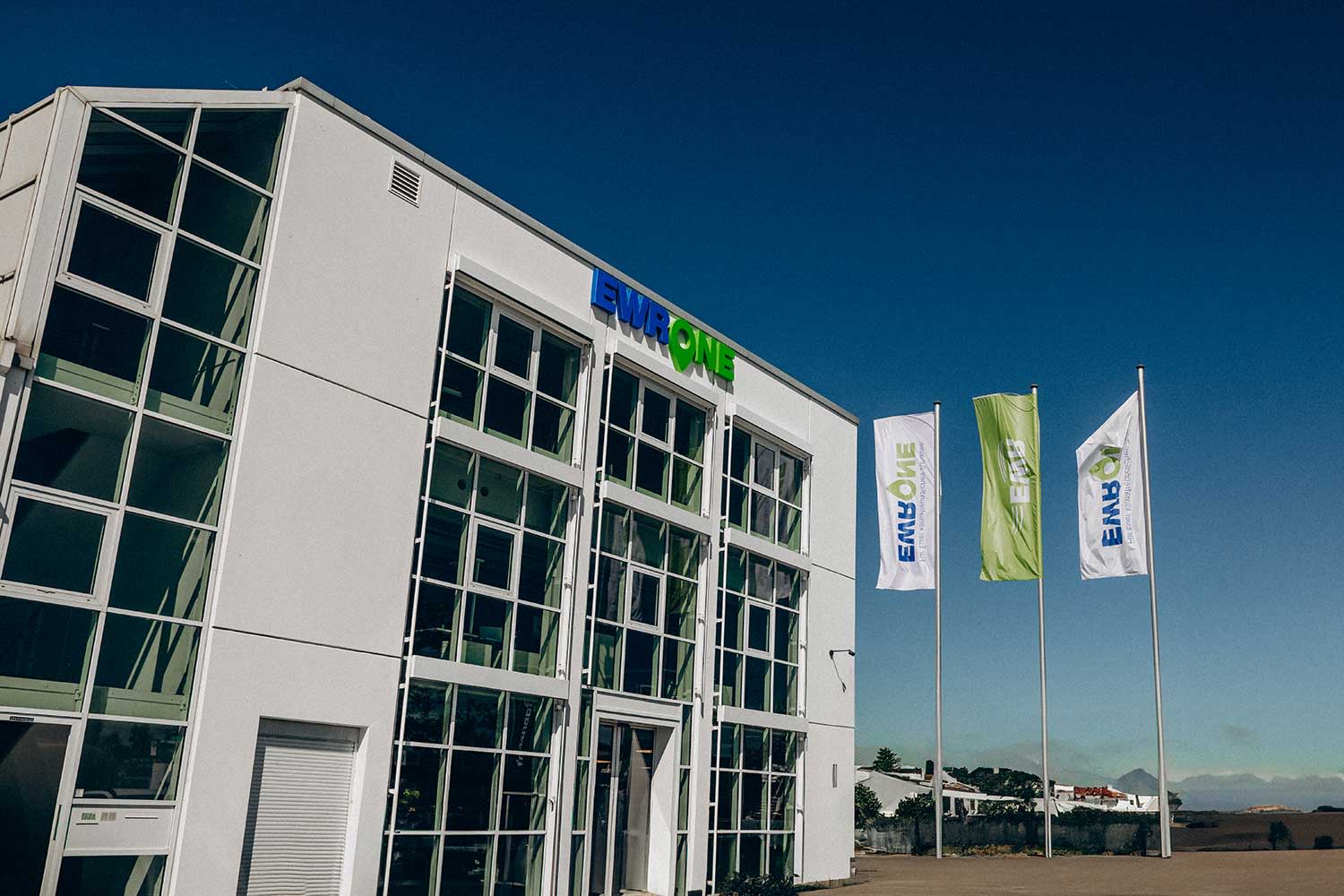 Das neue EWR One Gebäude von außen mit 3 Flaggen