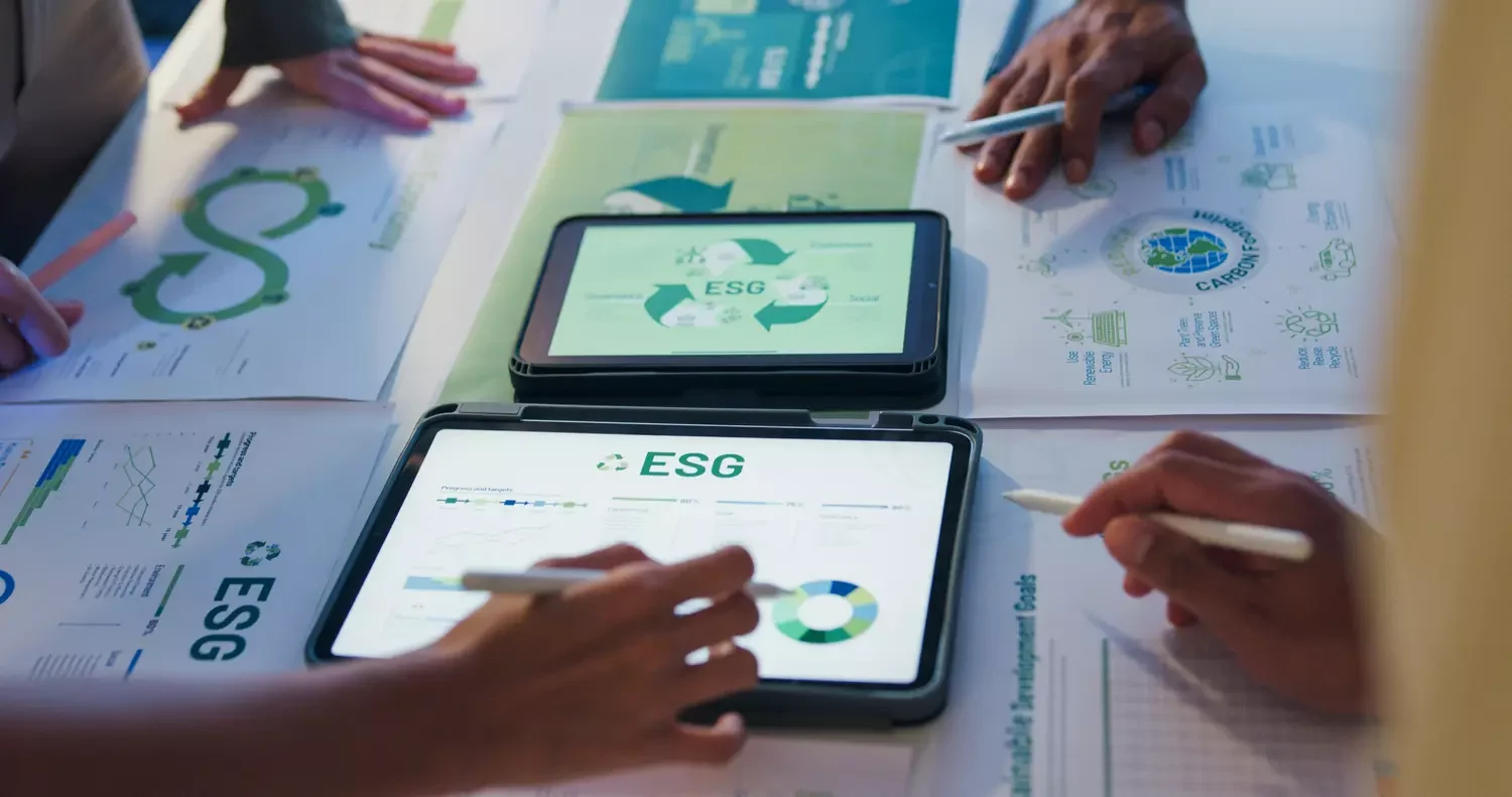 Closeup-Gruppe, Geschäftsleute sprechen über ESG-Strategien, Risikomanagement-Workshop-Abend, SDGs, globale Erwärmung, grüne Finanzen und Investitionen sowie Netto-Null-Abfall-Lebensstil im Schulungsgebäude der Vorstandsetage