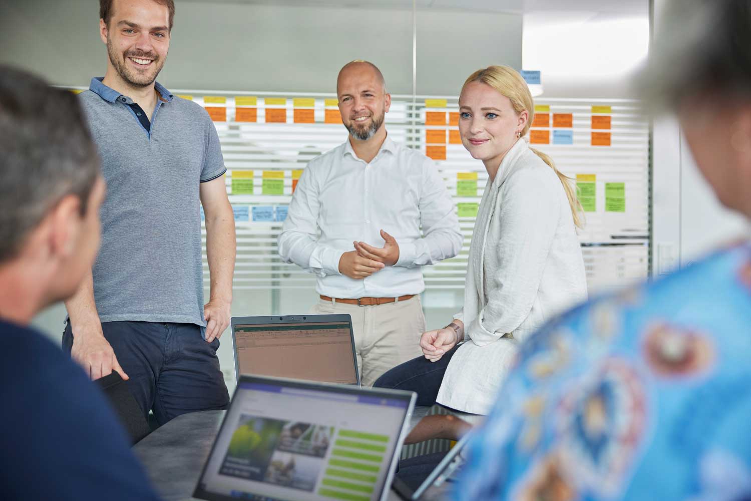Eine Gruppe von Mitarbeitern im Meeting