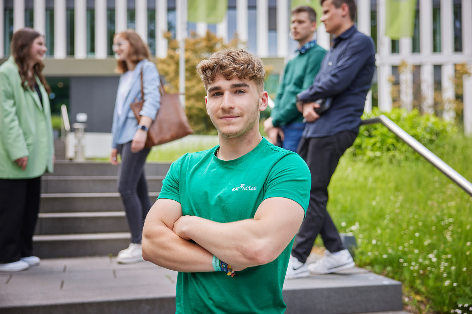 Azubis stehen vorm Eingang am Lutherring