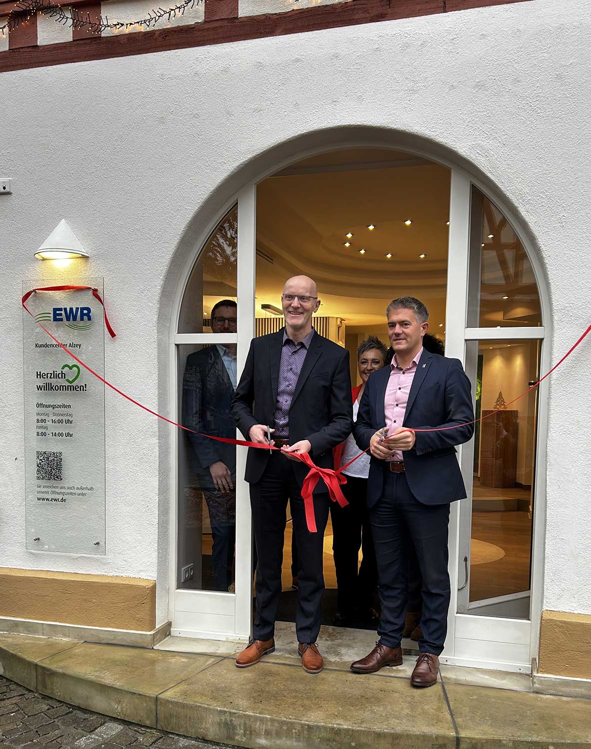 Titelbild Dieter Lagois, Vorstand der EWR AG, und Steffen Jung, Bürgermeister von Alzey und Aufsichtsratsvorsitzender der EWR AG, bei der Eröffnung des neuen Kundencenters in Alzey.