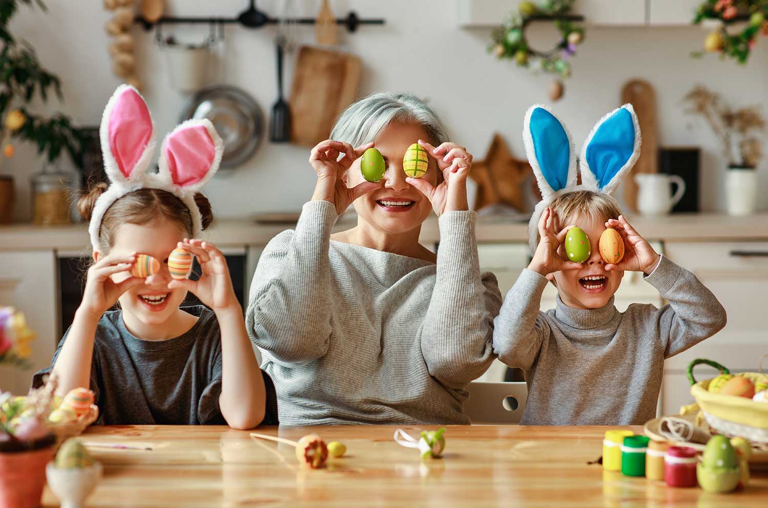 alt = "Oma, Junge, Mädchen mit Ostereiern und Osterhasenohren in der Küche am Küchentisch' alt = "Oma, Junge, Mädchen mit Ostereiern und Osterhasenohren in der Küche am Küchentisch'