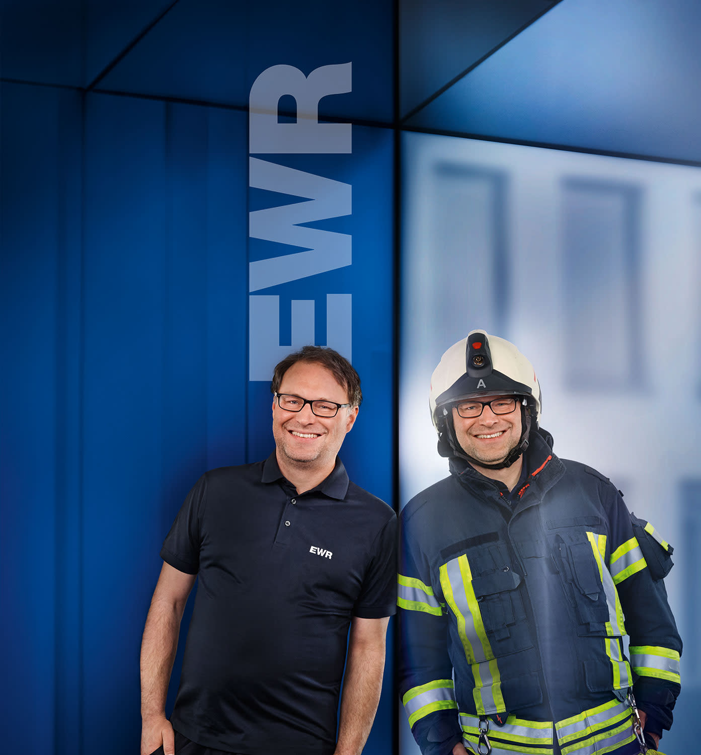 EWR Mitarbeiter Andreas im Spiegel als Mitarbeiter und Feuerwehrmann