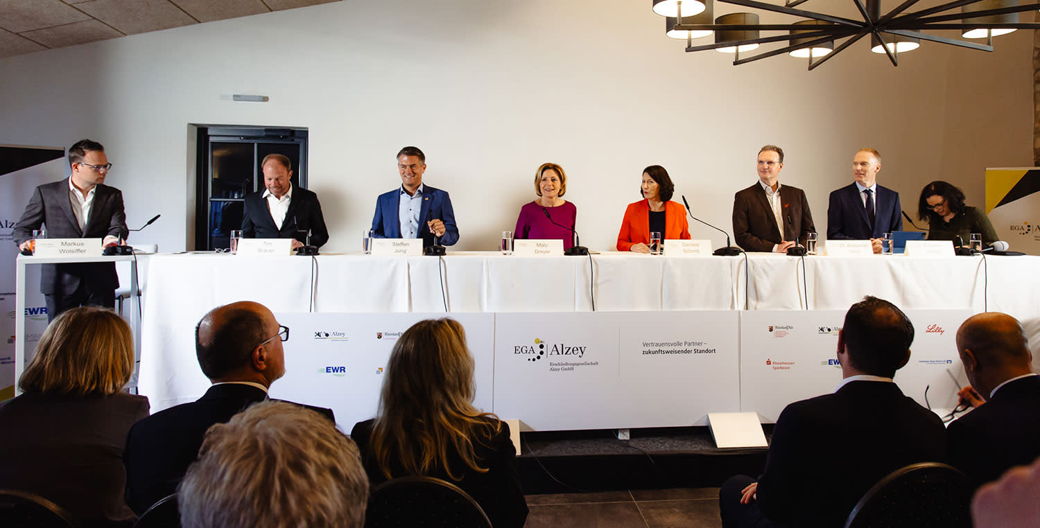 Pressekonferenz zur Ansiedelung von Lilly in Alzey mit verschiedenen Politikern und Unternehmern