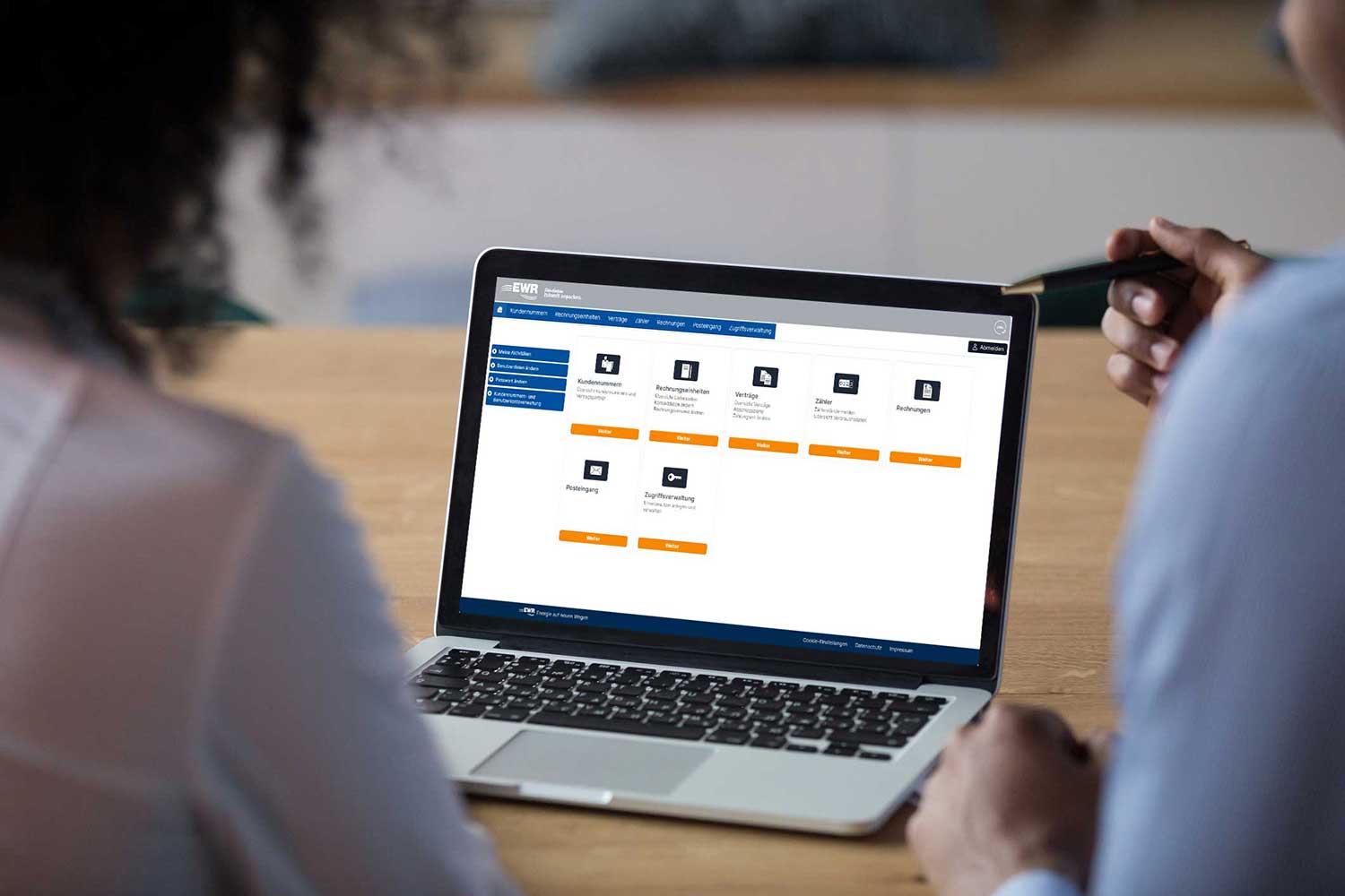 Das EWR-Kundenportal Professional ist auf dem Display eines Laptops zu sehen.