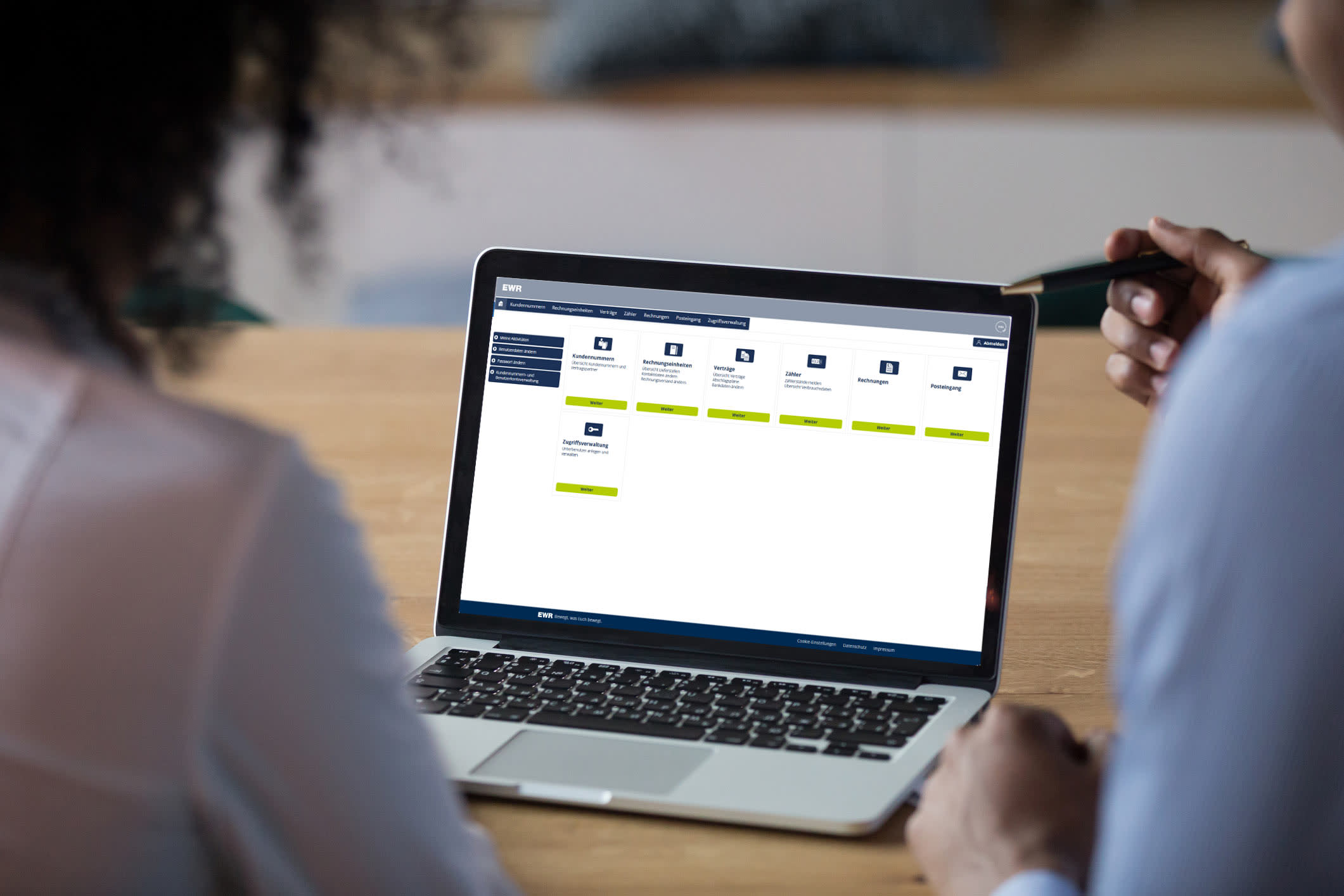 Das EWR-Kundenportal Professional ist auf dem Display eines Laptops zu sehen.