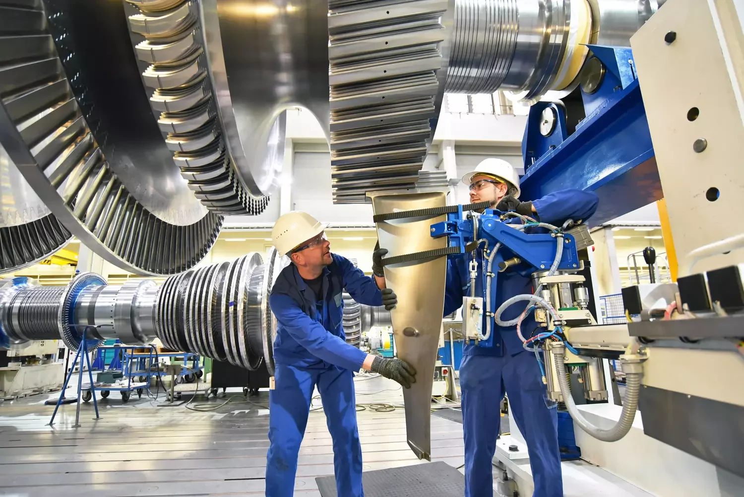 Arbeiter montieren und bauen Gasturbinen in einer modernen Industriefabrik
