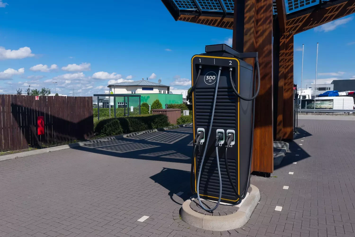 Ladestation für Gewerbe in einem Ladepark.