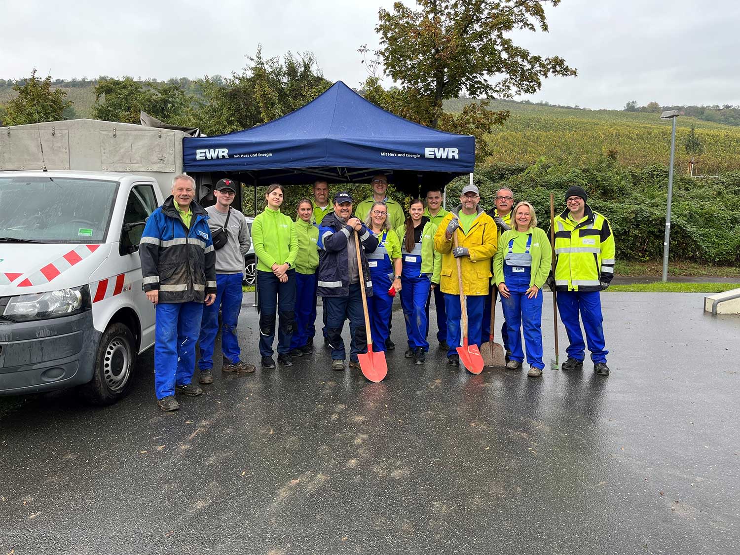 Gruppenbild der EWR Mitarbeiter bei dem Anpacktag in Nierstein