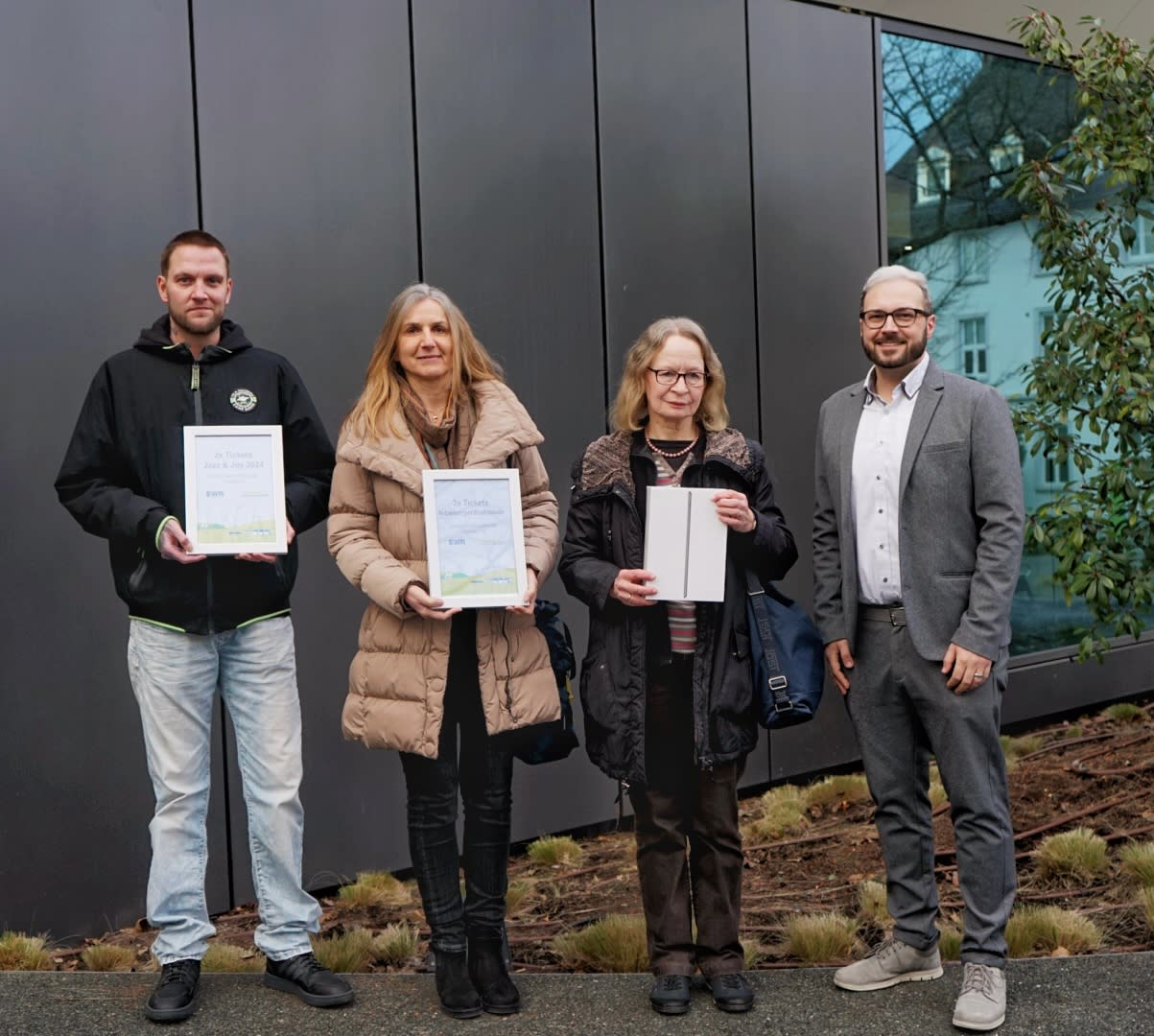 EWR übergibt die Preise an die Gewinnerinnen und Gewinner des EWR Plus Adventskalenders