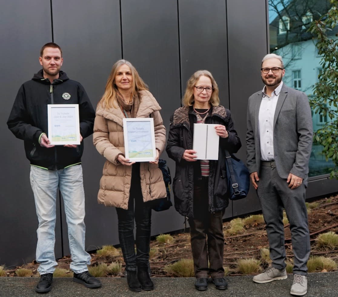 EWR übergibt die Preise an die Gewinnerinnen und Gewinner des EWR Plus Adventskalenders