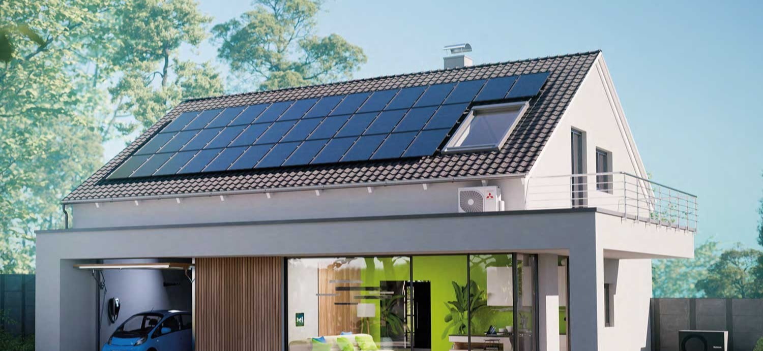 Modernes Haus mit Photovoltaikanlage auf dem Dach.