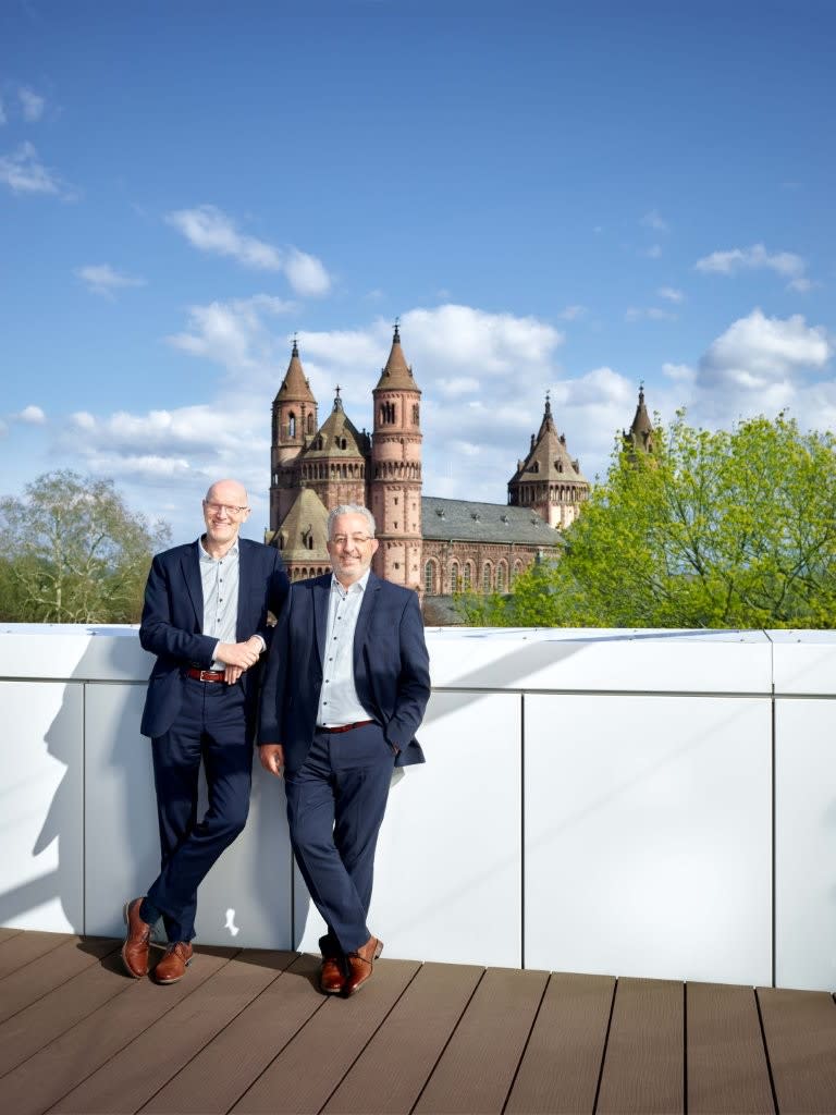 Die EWR-Vorstände Dieter Lagois und Stephan Wilhelm stehen an einem Geländer