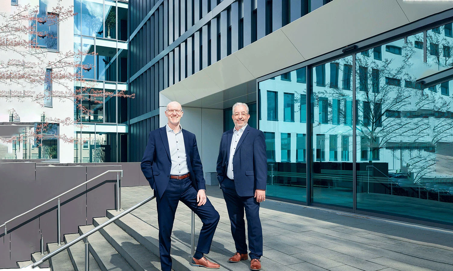 Die Vorstände Dieter Lagois und Stephan Wilhelm vor dem EWR Firmengebäude