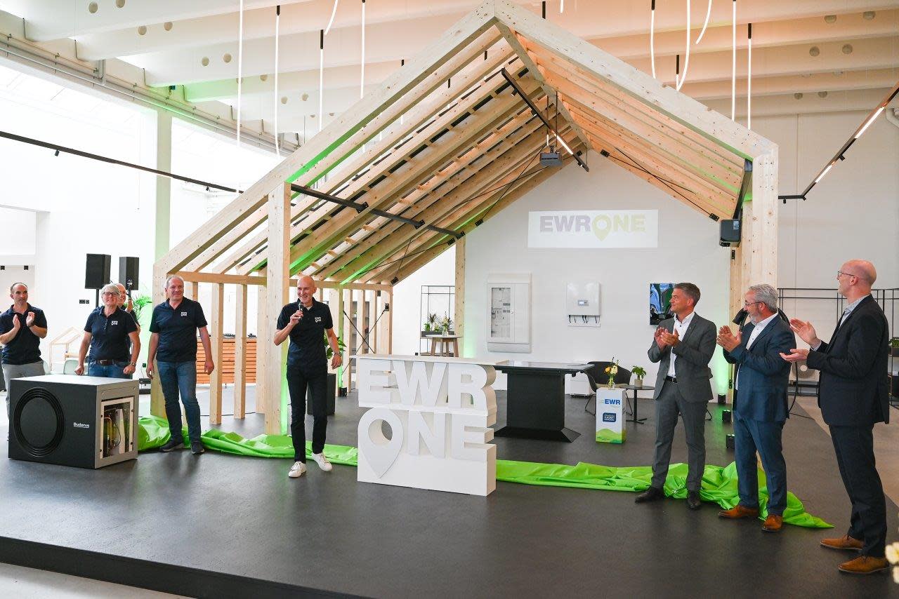 Titelbild Die EWR-Vorstände Dieter Lagois und Stephan Wilhelm enthüllen mit dem Aufsichtsratsvorsitzenden Steffen Jung sowie dem Team das "Haus im Haus".