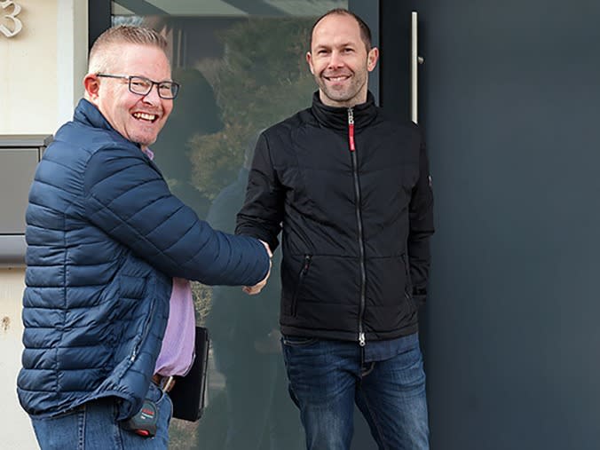 Ein Mitarbeiter der Firma Silithium schüttelt Markus Wolfsiffer die Hand