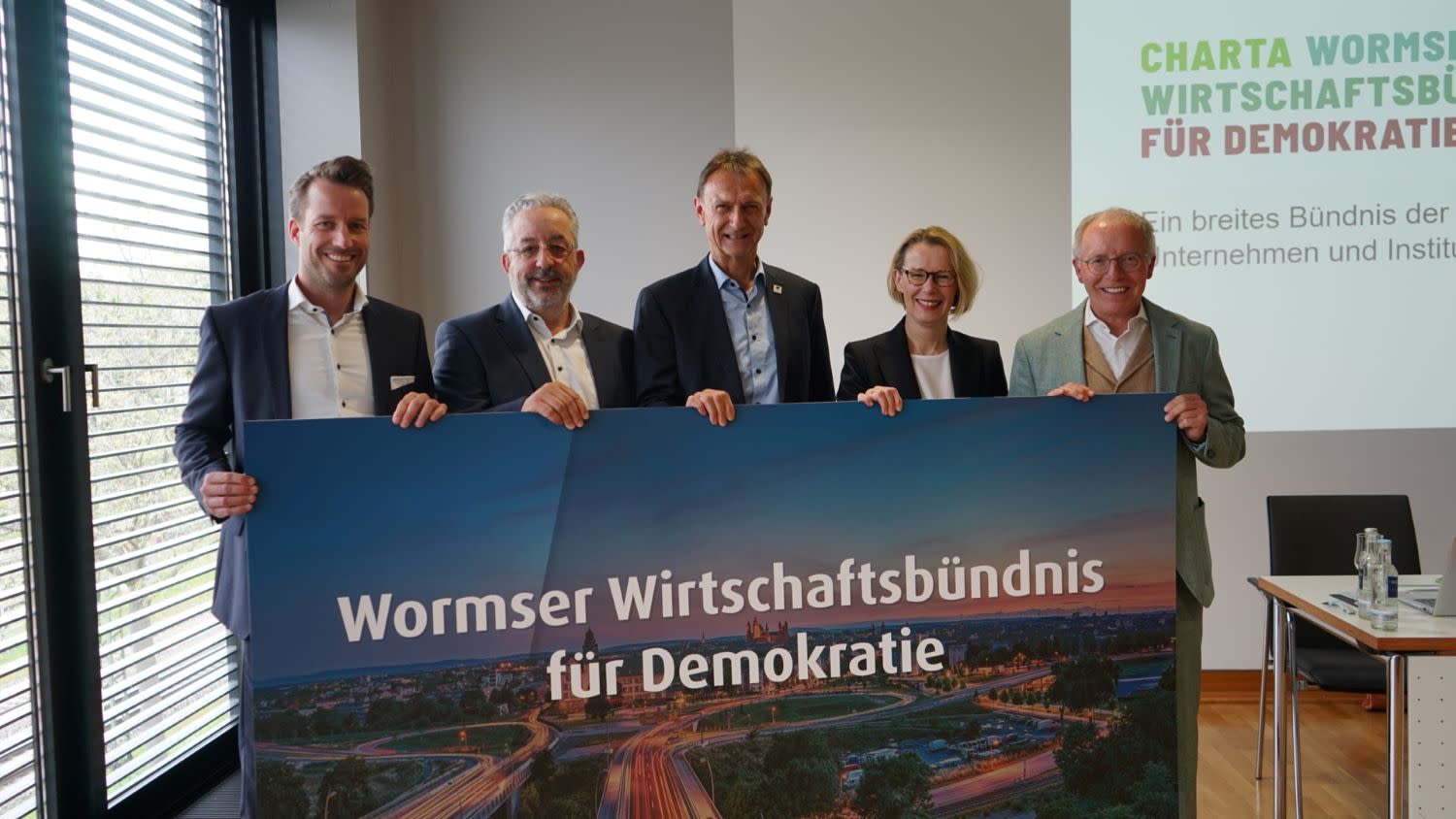Titelbild alt = 'Prof. Dr. Karl-Rudolf Korte, Sabine Hermsdorf (Volksbank), Michael Kundel (Renolit), Stephan Wilhelm (EWR) und Martin Gerkhardt (Timbra) unterzeichneten die Charta als Gründungsmitglieder.'
description = 'Prof. Dr. Karl-Rudolf Korte, Sabine Hermsdorf (Volksbank), Michael Kundel (Renolit), Stephan Wilhelm (EWR) und Martin Gerkhardt (Timbra) unterzeichneten die Charta als Gründungsmitglieder.