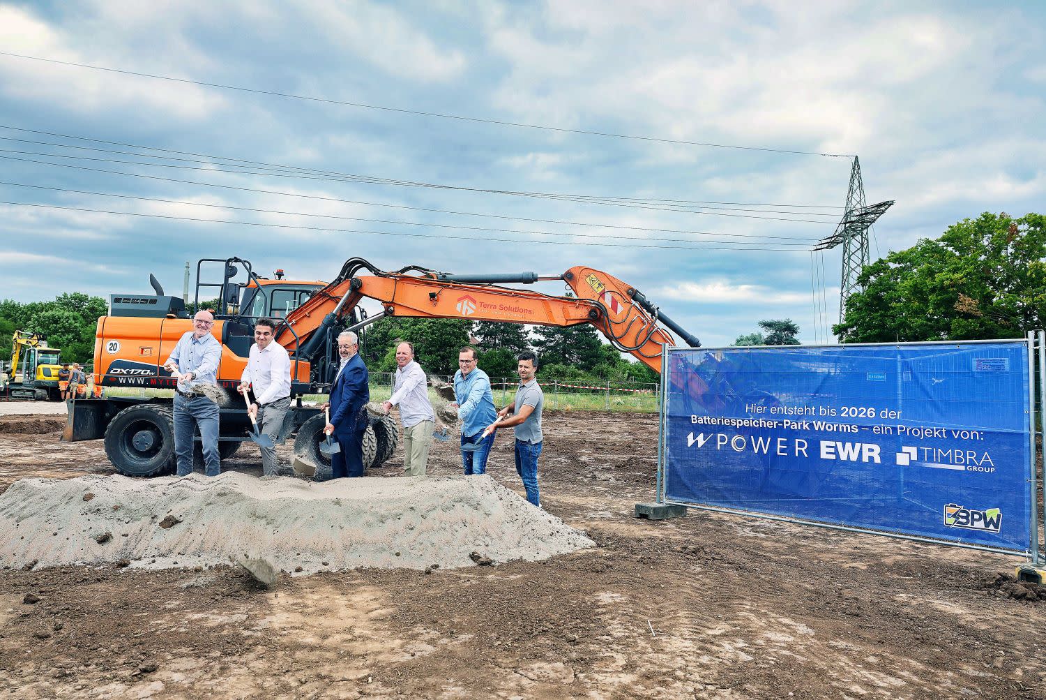 Spatenstich auf der Baustelle des Batteriespeicherparks in Worms: Sechs Personen setzen den symbolischen Startschritt