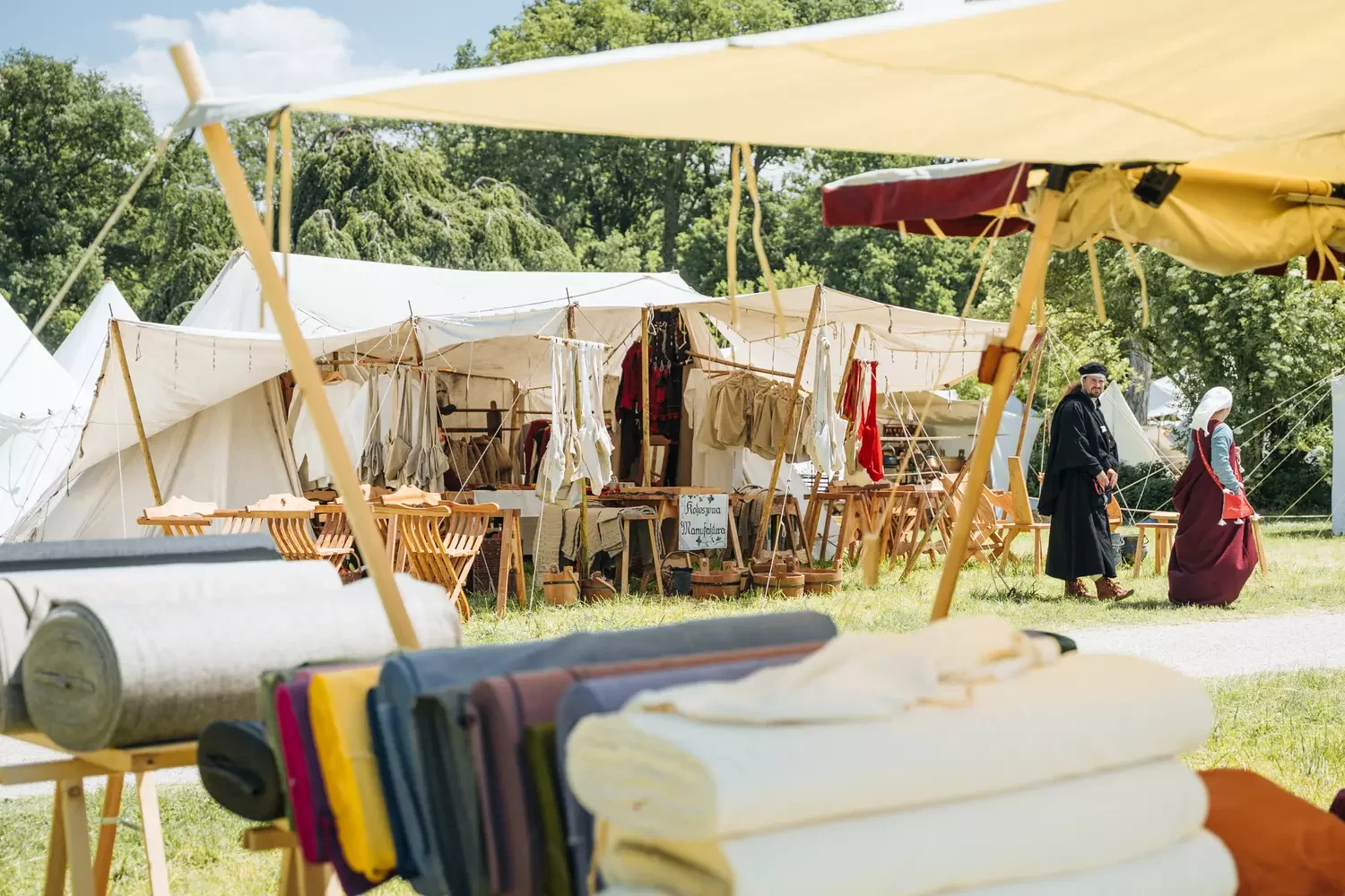 Mittelalterliche Stände in der sonnigen Natur beim Spectaculum in Worms.