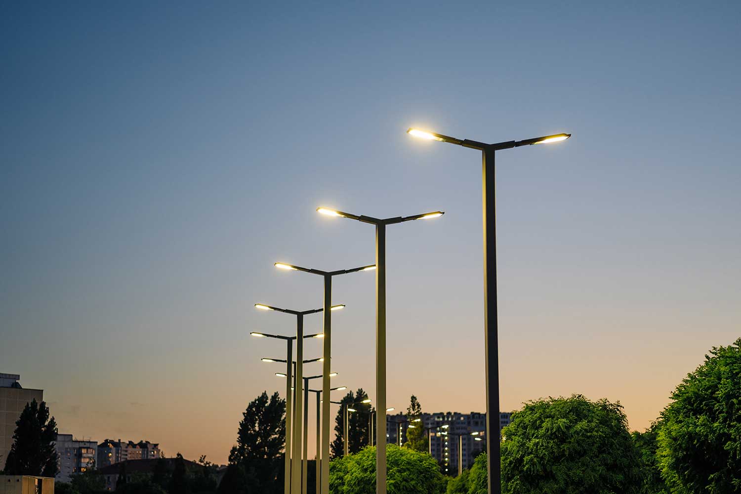 Eine Reihe von Straßenlaternen gegen den Nachthimmel