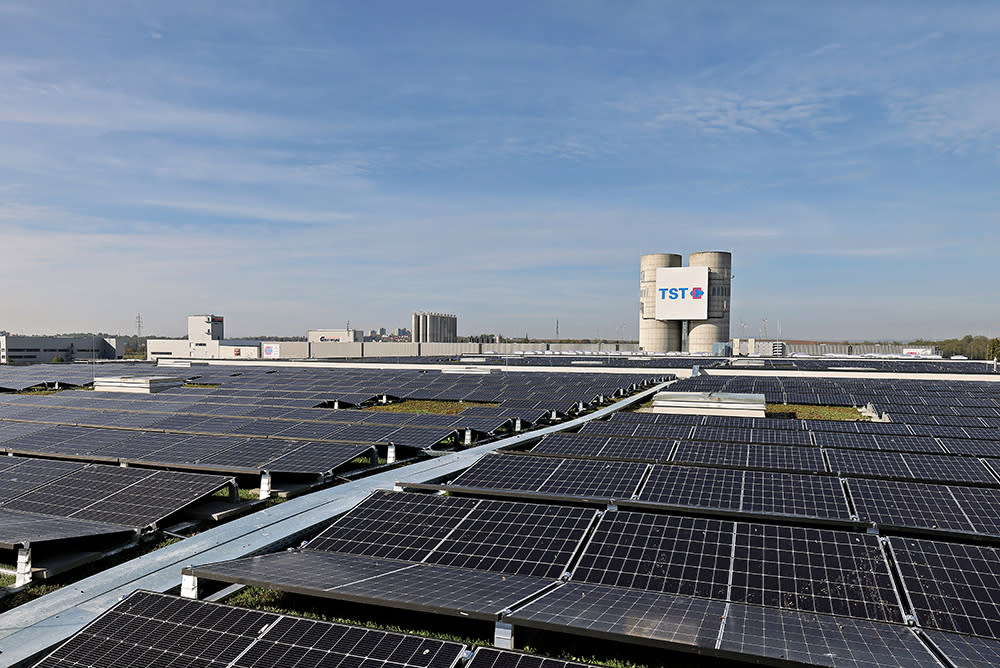 Photovoltaikanlage mit TST Gebäude im Hintergrund Photovoltaikanlage mit TST Gebäude im Hintergrund