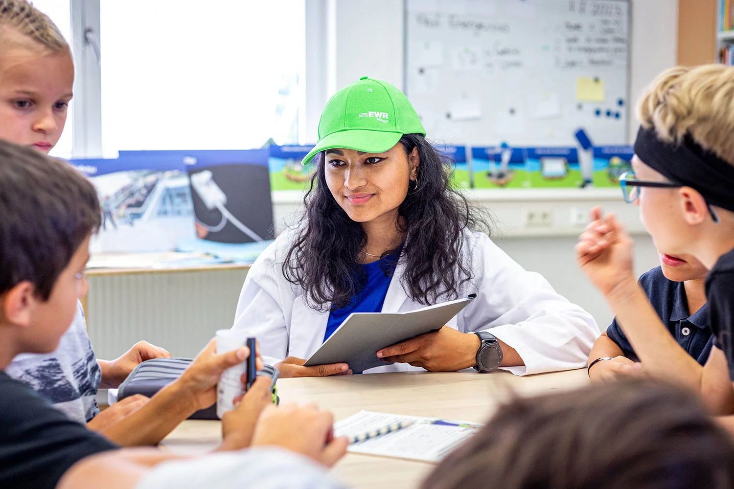 Als Professor Energenius führt Pädagogin Rashmita Ufer durch den Projekttag zum Energiesparführerschein in der Grundschule Gau-Odernheim.