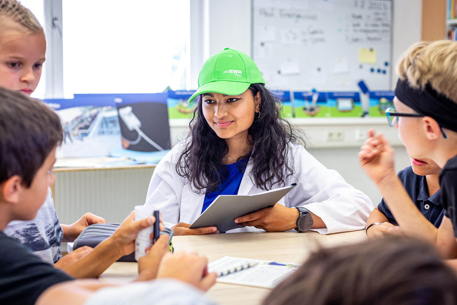 Als Professor Energenius führt Pädagogin Rashmita Ufer durch den Projekttag zum Energiesparführerschein in der Grundschule Gau-Odernheim.