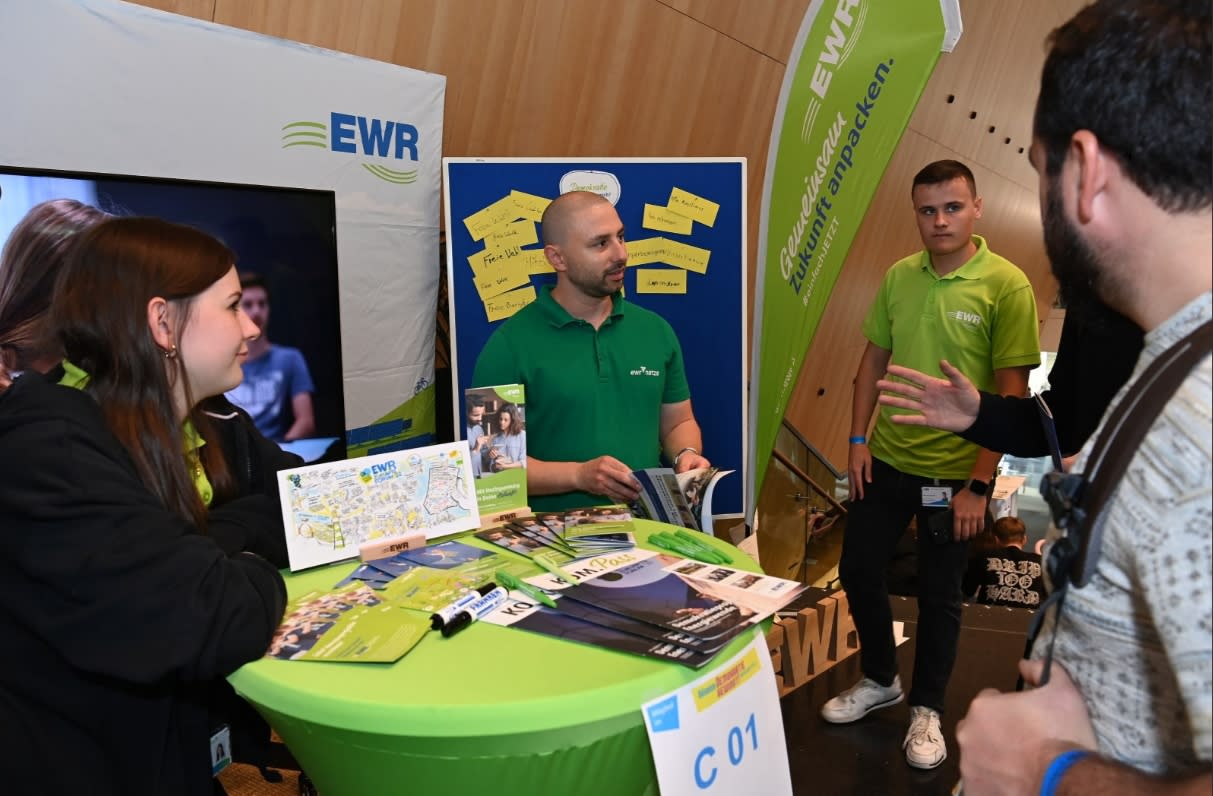 EWR-Ausbilder und Azubis im Austausch mit den Besuchern vor Ort EWR-Ausbilder und Azubis im Austausch mit den Besuchern vor Ort