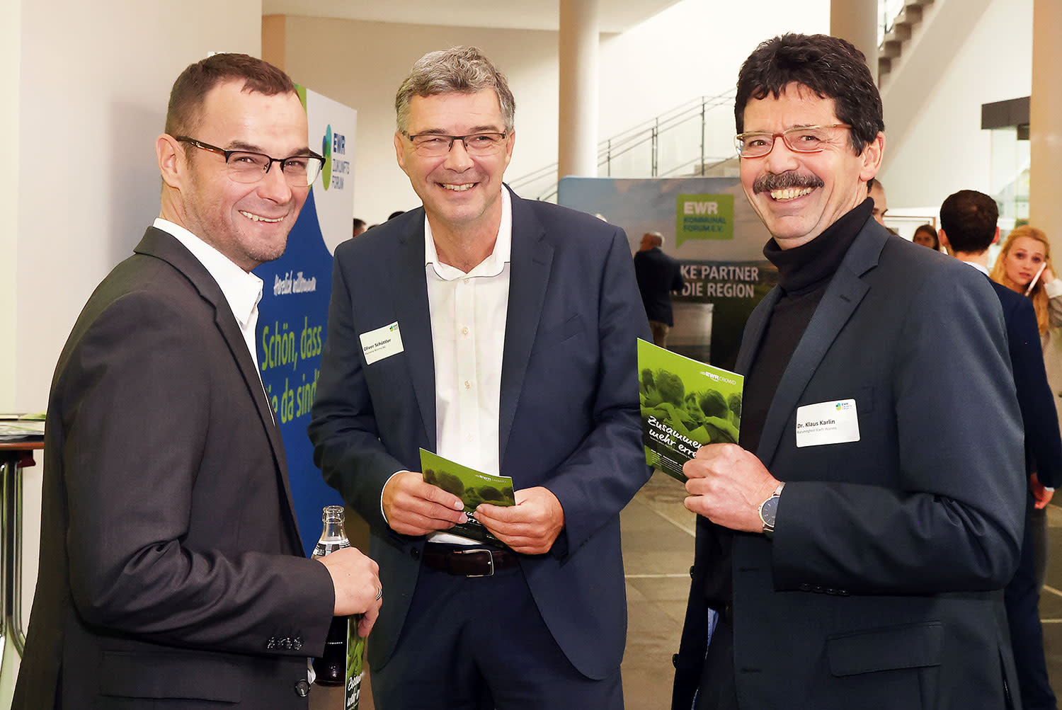 Drei Teilnehmer des Zukunftsforum stehen lachend beisammen