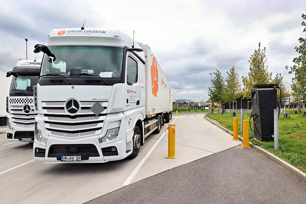 Lkw parken neben einer Ladestation von EWR und TST Lkw parken neben einer Ladestation von EWR und TST