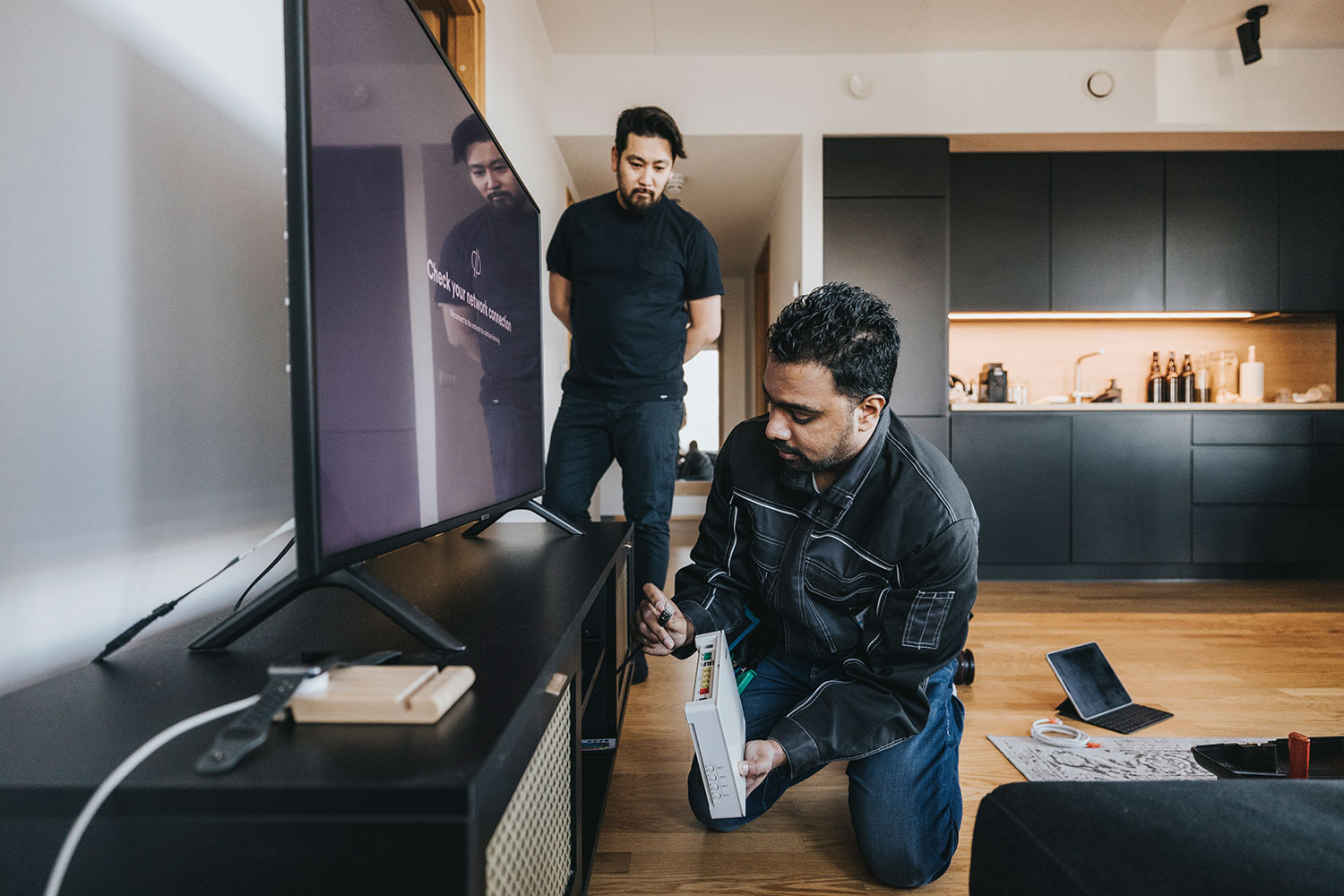 Techniker, der einen WLAN-Router bei einem Kunden installiert