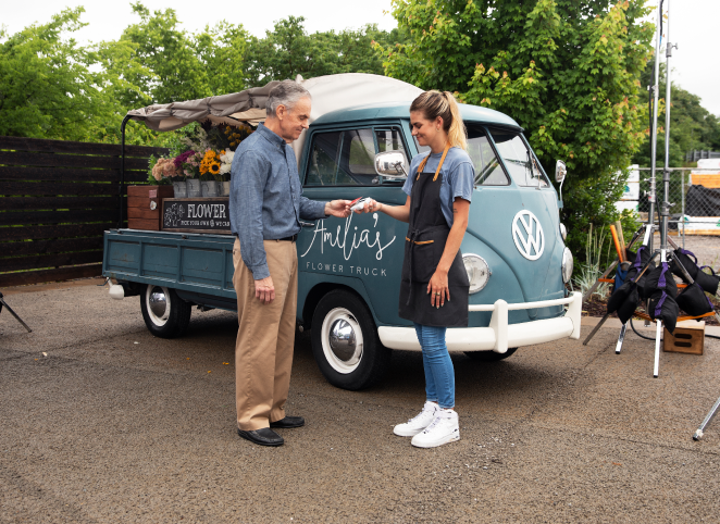 Frau mit eigener Firma als Blumenladen