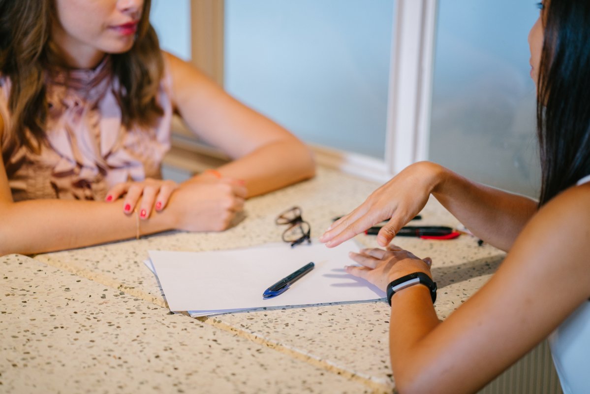 Two women discuss issuing invoices.