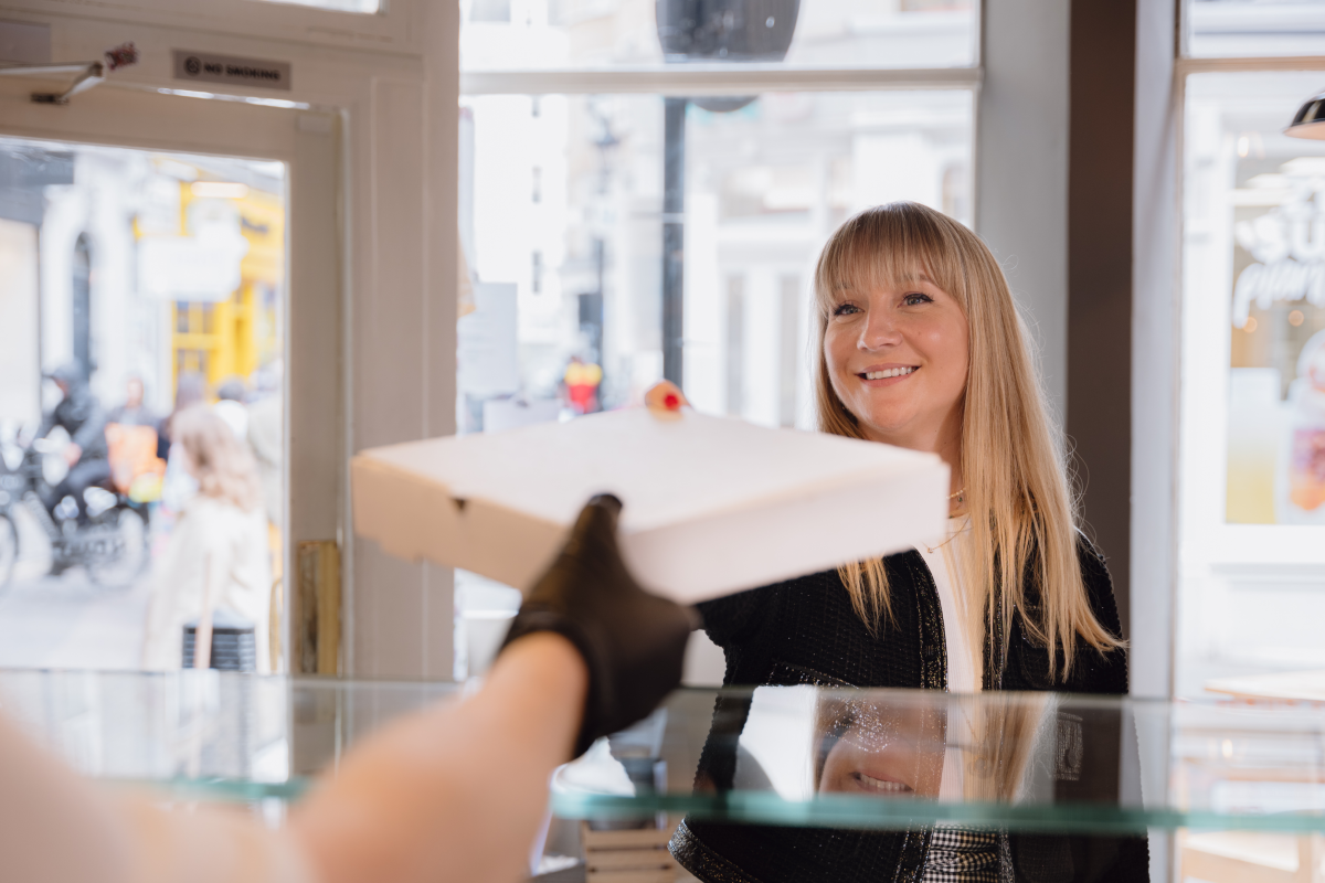 Zufriedene Kundin in Café