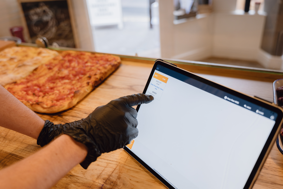 Mann verkauft Pizza in Pizzeria