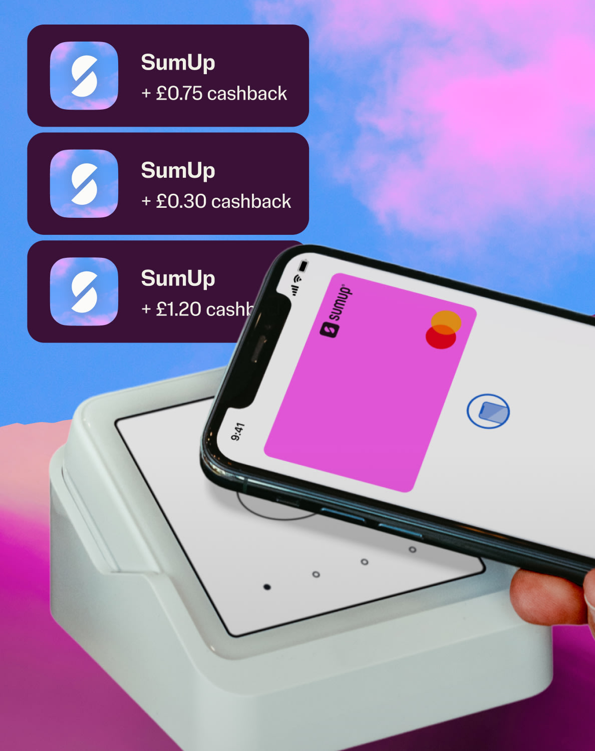 Uno smartphone mostra notifiche di cashback SumUp sopra un terminale di pagamento, su uno sfondo colorato