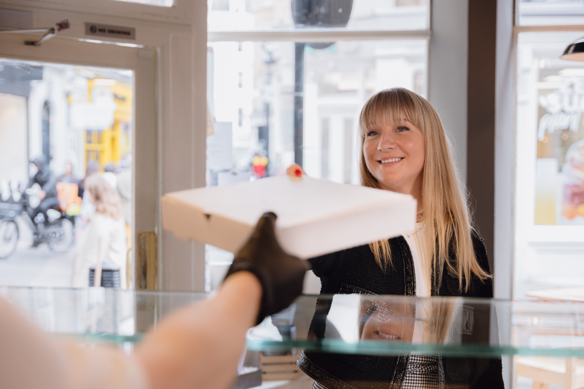 Frau bestellt Pizza in Restaurant