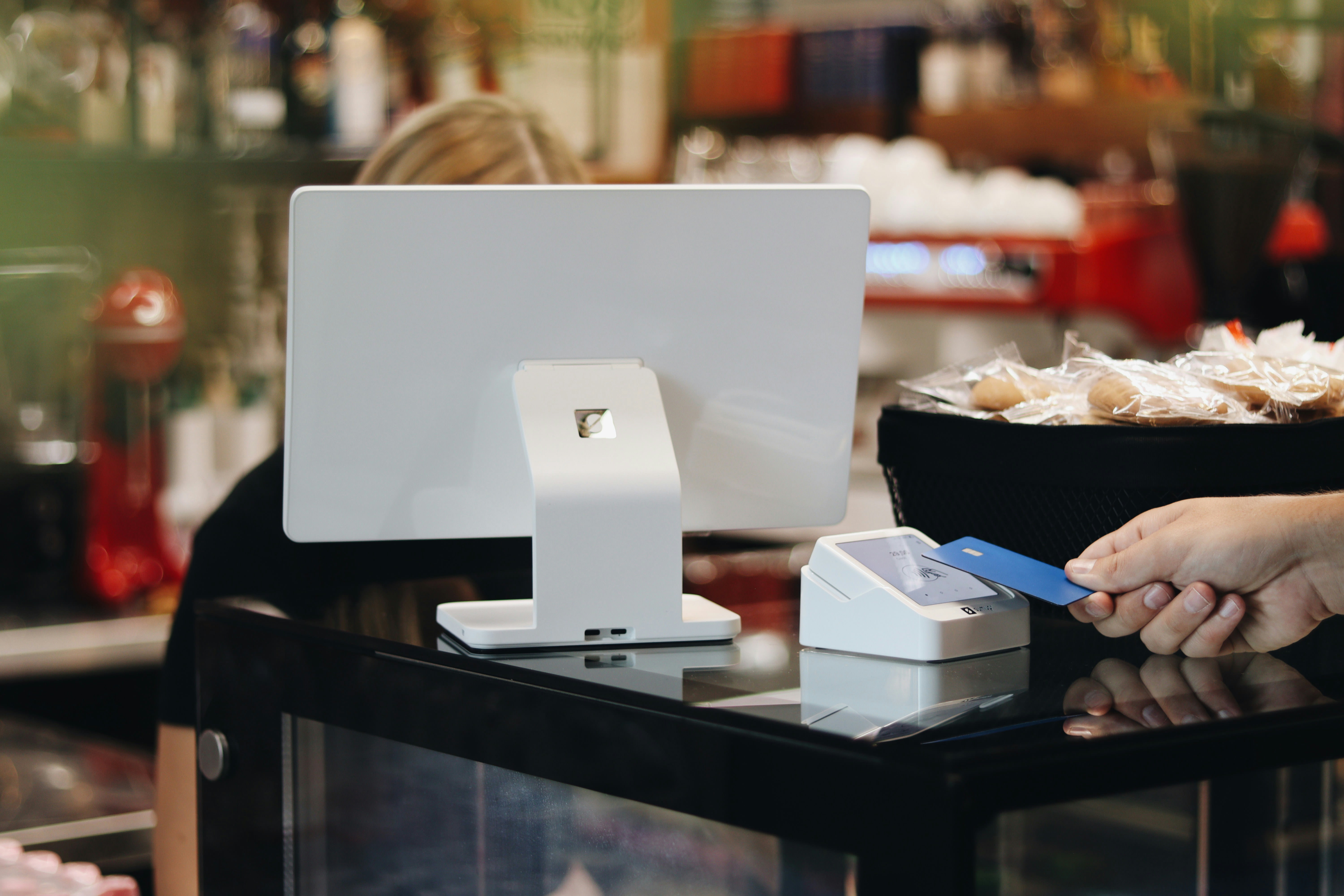 Customer paying with a credit card at a SumUp POS.