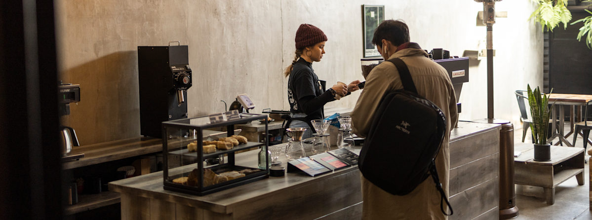 Frau erstellt Buyer Persona für Ihr Cafe