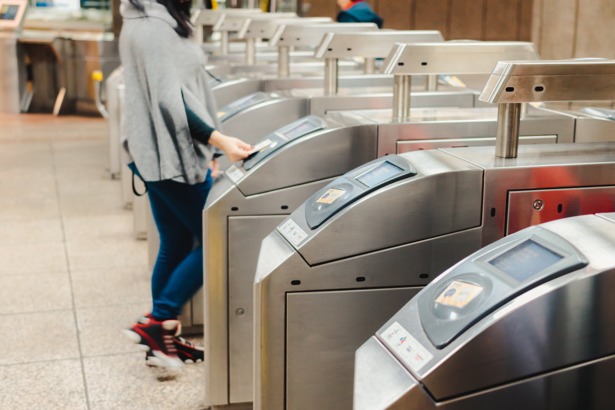 donna paga con carta contactless alla metro 