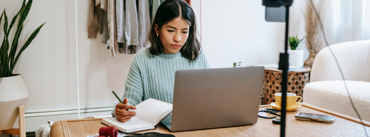 Frau erstellt Businessplan für Modelabel