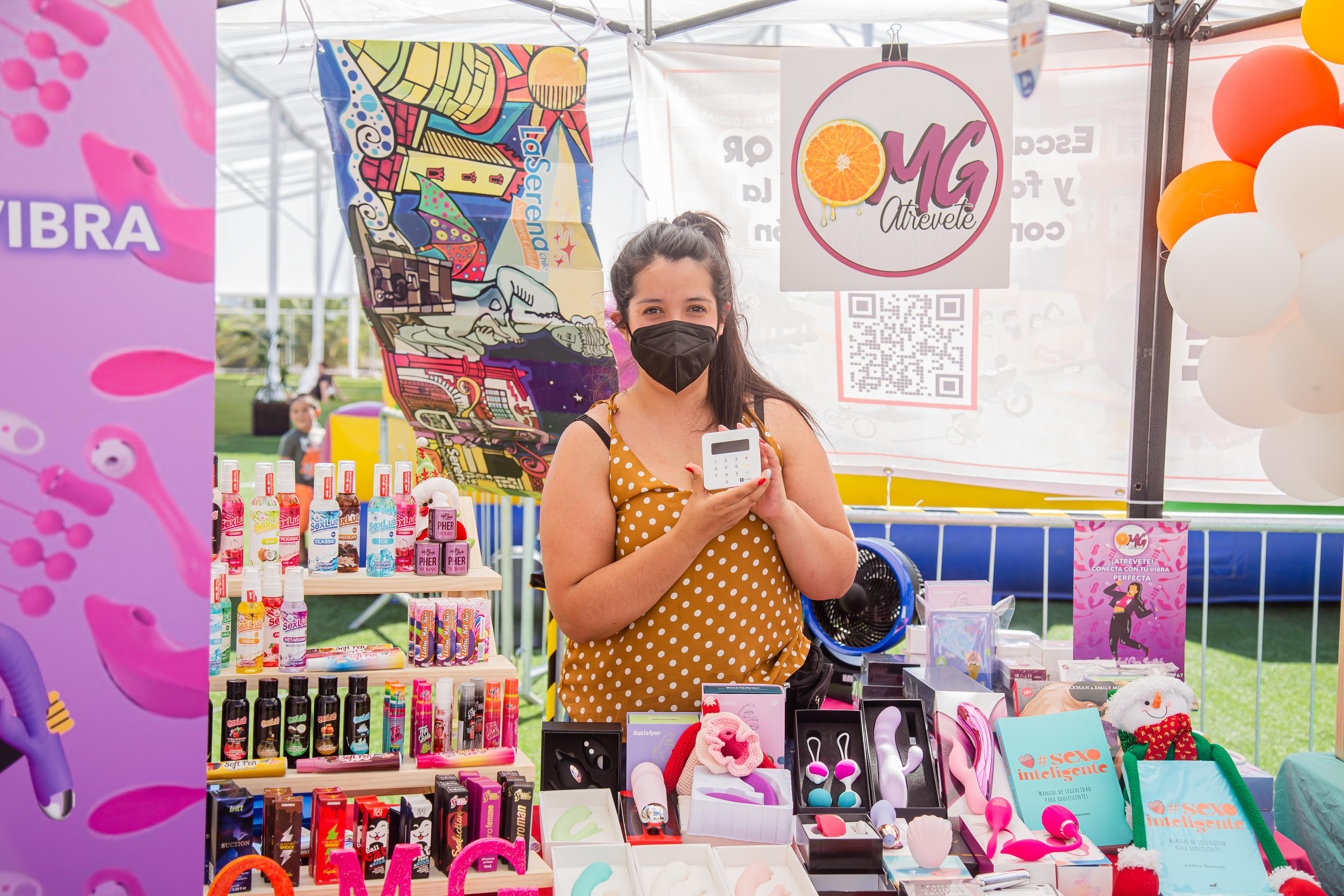 El emprendimiento OMG muestra sus productos y lector SumUp en la feria Bazar Navideño